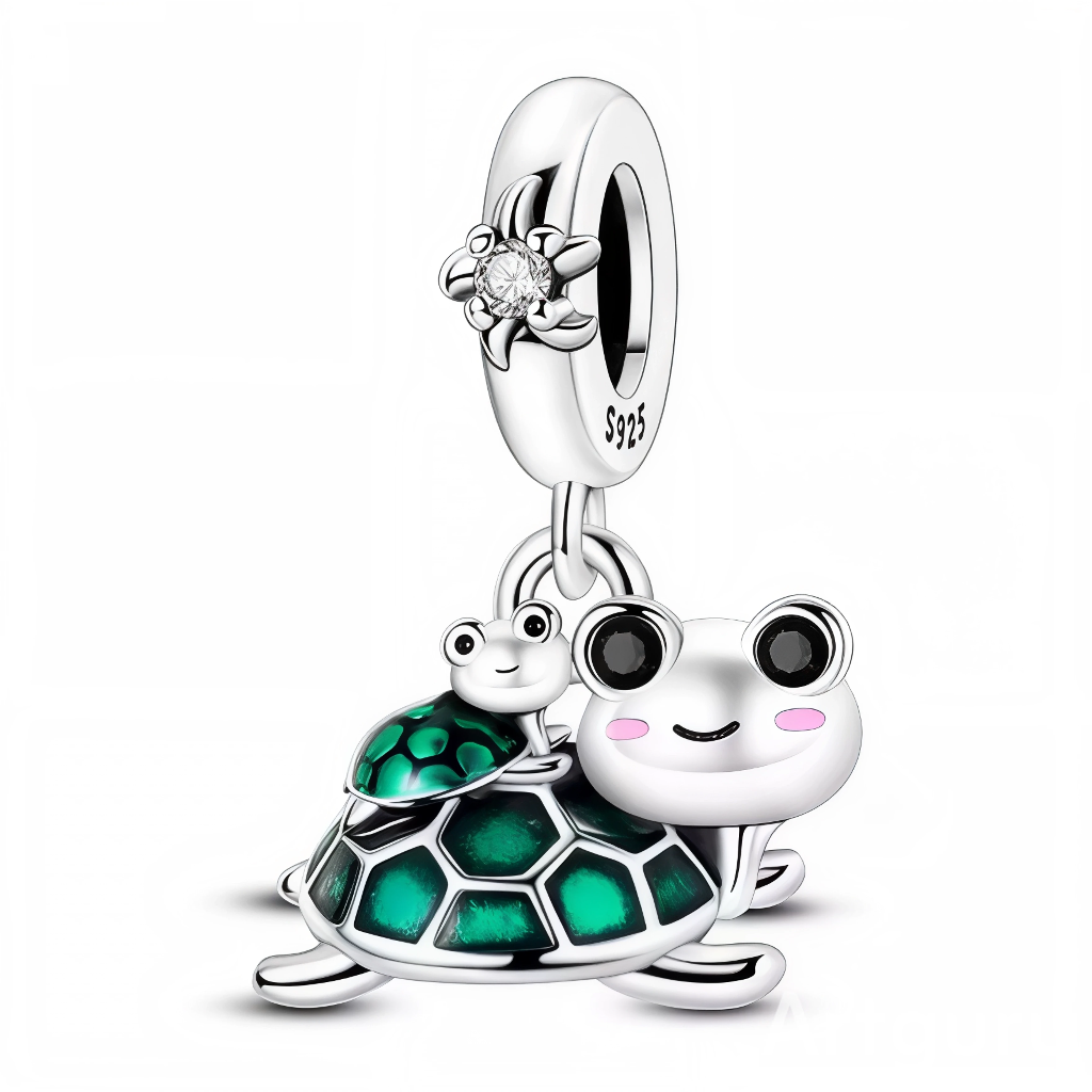 Ce charm plein de douceur met en scène une tortue souriante portant son bébé sur le dos, symbole de protection, de patience et d’amour inconditionnel. Leurs carapaces sont mises en valeur par un émail vert profond aux reflets lumineux, tandis que leurs joues rosées ajoutent une touche kawaii irrésistible. La bélière S925 lisse est décorée d’un soleil miniature serti d’un strass clair, rappelant les journées en bord de mer et les vacances en famille.