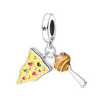 La bélière lisse est décorée d’une petite étoile verte et porte deux breloques mobiles : la tranche de pizza bien fromageuse et la boule de viande striée de lignes claires qui rappellent une sauce appétissante. L’ensemble crée un charm ludique et gourmand, parfait pour les fans de cuisine italienne ou les amateurs de soirées pizza entre amis.