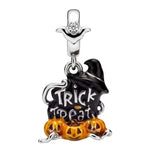 Charm pendentif original inspiré de l’univers d’Halloween, représentant une sorcière accompagnée de citrouilles sculptées et de l’inscription « Trick or Treat ». Son design détaillé mêlant argent 925, émail noir et touches orangées apporte une ambiance festive, mystérieuse et pleine de caractère à votre bracelet.

Caractéristiques :

- Matière : Argent 925.
- Design : Sorcière d’Halloween entourée de citrouilles et ornée de l’inscription « Trick or Treat ».
- Style : Halloween, fantastique, mystérieux et or