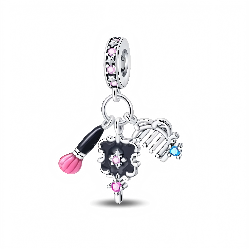 Ce charm pendentif en argent célèbre les rituels de beauté avec trois petites breloques raffinées : un pinceau de maquillage au bout rose, un miroir vintage noir orné de strass roses et un peigne délicat serti d’un cristal bleu. La bélière pavée de pierres roses ajoute une touche glamour, faisant de ce charm un clin d’œil parfait aux passionnées de maquillage, coiffeuses ou esthéticiennes.
