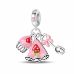 Ce charm pendentif en argent célèbre les gourmandes avec trois mini breloques sucrées : un cupcake rose surmonté d’un cœur rouge, une part de gâteau rose décorée d’une fraise brillante et une petite cuillère ornée d’un nœud rose. La bélière lisse marquée d’un petit cœur renforce l’esprit tendre et réconfortant de ce charm, parfait pour symboliser les pauses café, les goûters entre amies ou l’amour de la pâtisserie.