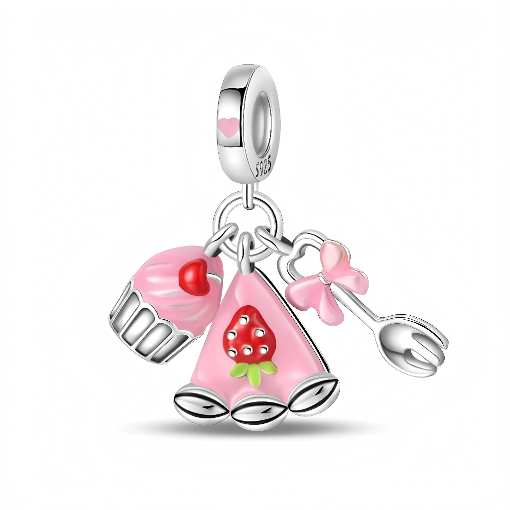Ce charm pendentif en argent célèbre les gourmandes avec trois mini breloques sucrées : un cupcake rose surmonté d’un cœur rouge, une part de gâteau rose décorée d’une fraise brillante et une petite cuillère ornée d’un nœud rose. La bélière lisse marquée d’un petit cœur renforce l’esprit tendre et réconfortant de ce charm, parfait pour symboliser les pauses café, les goûters entre amies ou l’amour de la pâtisserie.
