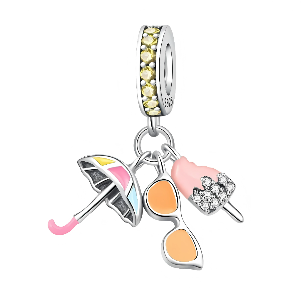 Ce charm pendentif en argent 925 capture l’ambiance d’une journée d’été avec trois breloques miniatures : un parapluie de plage multicolore, une paire de lunettes de soleil orange et une glace rose pavée de petits cristaux transparents. La bélière, entièrement sertie de zircons jaunes, apporte un éclat ensoleillé qui rappelle les rayons du soleil.