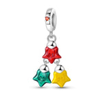 Ce charm ludique met en scène trois étoiles en émail brillant – rouge, vert et jaune – suspendues en cascade depuis une bélière ronde S925 décorée d’un petit cristal rouge. Chaque étoile est légèrement bombée et mobile, ce qui crée un joli mouvement scintillant à chaque geste, rappelant les lumières et guirlandes colorées des fêtes. Idéal pour apporter une touche de couleur et de bonne humeur à un bracelet de Noël ou à une composition plus fun et vitaminée.
