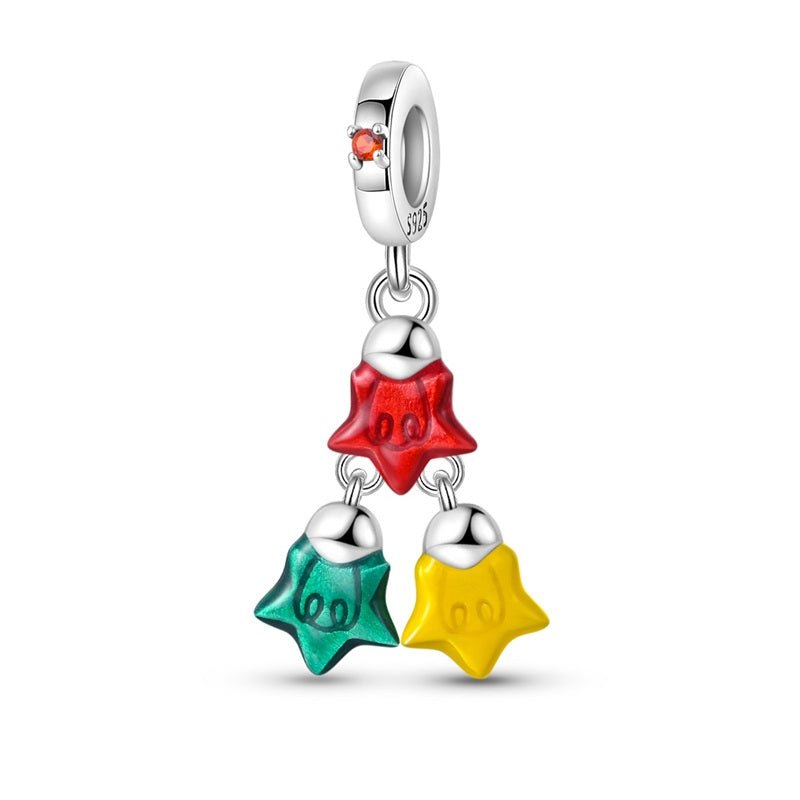Ce charm ludique met en scène trois étoiles en émail brillant – rouge, vert et jaune – suspendues en cascade depuis une bélière ronde S925 décorée d’un petit cristal rouge. Chaque étoile est légèrement bombée et mobile, ce qui crée un joli mouvement scintillant à chaque geste, rappelant les lumières et guirlandes colorées des fêtes. Idéal pour apporter une touche de couleur et de bonne humeur à un bracelet de Noël ou à une composition plus fun et vitaminée.