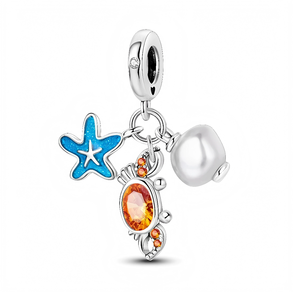 Ce charm pendentif en argent 925 réunit trois breloques marines : une étoile de mer émaillée bleu lagon, un petit crabe orné d’un cristal ovale orange étincelant et une perle blanche lisse façon coquillage. L’ensemble crée un bijou lumineux et coloré qui évoque les vacances en bord de mer et les trésors de l’océan.