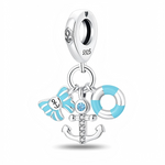 Ce charm pendentif en argent 925 réunit trois symboles marins : une ancre pavée d’oxydes de zirconium clairs, un petit nœud ruban bleu ciel avec motif d’ancre et une bouée de sauvetage émaillée bleu et blanc. La bélière lisse, marquée S925, est décorée d’un minuscule cœur gravé et d’une ancre sur le côté pour compléter le look nautique.
