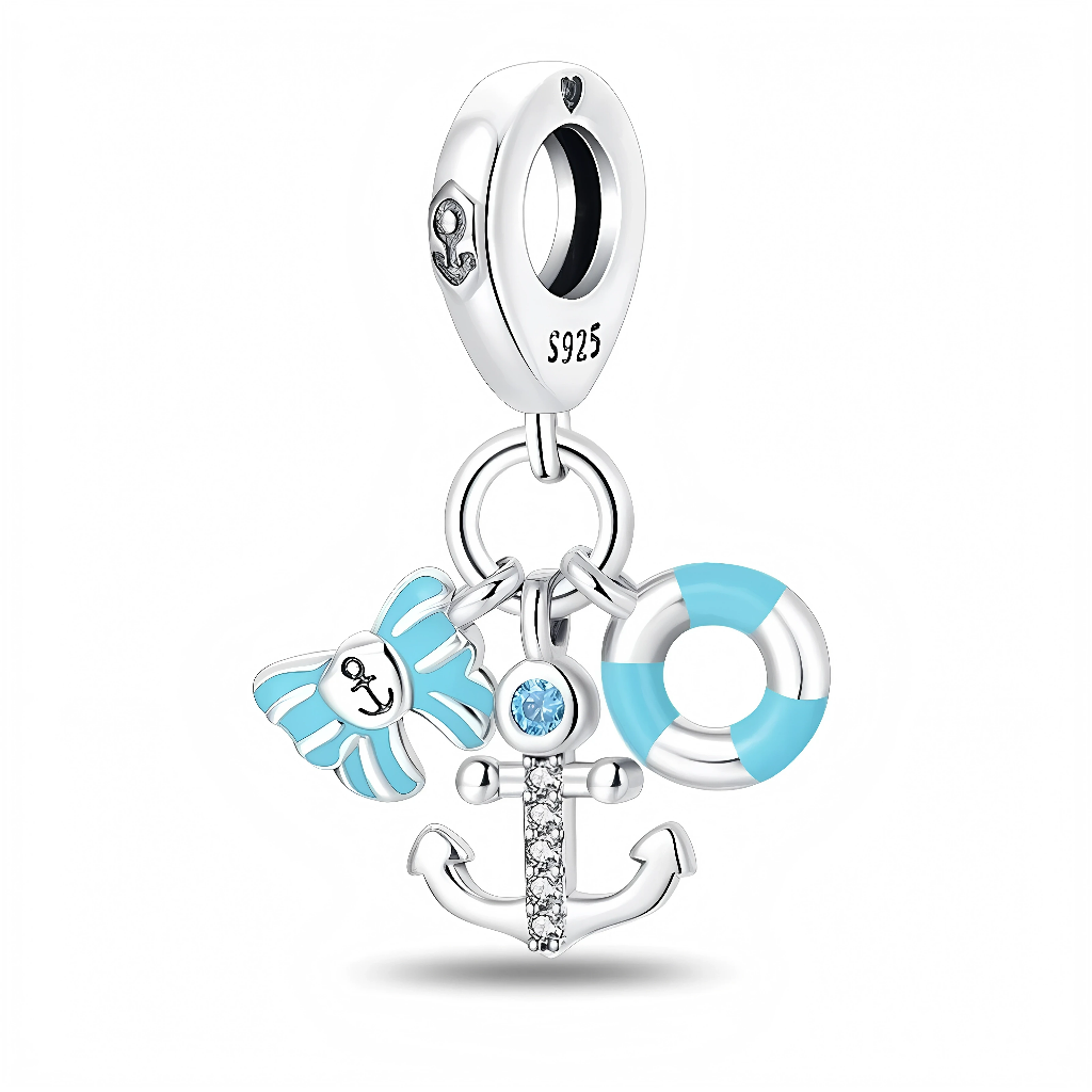 Ce charm pendentif en argent 925 réunit trois symboles marins : une ancre pavée d’oxydes de zirconium clairs, un petit nœud ruban bleu ciel avec motif d’ancre et une bouée de sauvetage émaillée bleu et blanc. La bélière lisse, marquée S925, est décorée d’un minuscule cœur gravé et d’une ancre sur le côté pour compléter le look nautique.