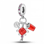 Ce charm pendentif en argent 925 met en valeur un nœud chinois rouge stylisé, accompagné d’un petit médaillon ajouré et d’une breloque type enveloppe rouge porte-bonheur, tous suspendus à une bélière pavée de strass roses et blancs. L’ensemble évoque les traditions festives asiatiques, symbolisant chance, abondance et protection.