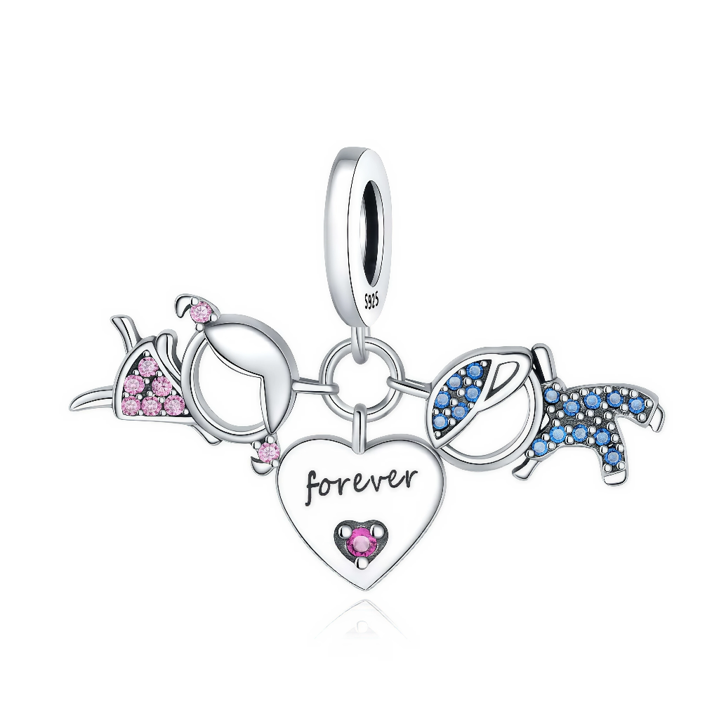 Ce charm en argent 925 représente un couple stylisé : une silhouette féminine pavée de cristaux roses d’un côté, une silhouette masculine sertie de pierres bleues de l’autre, reliées par un cœur central gravé du mot « forever » et orné d’un petit cristal rose. Les trois éléments sont suspendus à un grand anneau mobile fixé à une bélière lisse marquée S925, ce qui crée un joli mouvement lorsque le bracelet bouge.