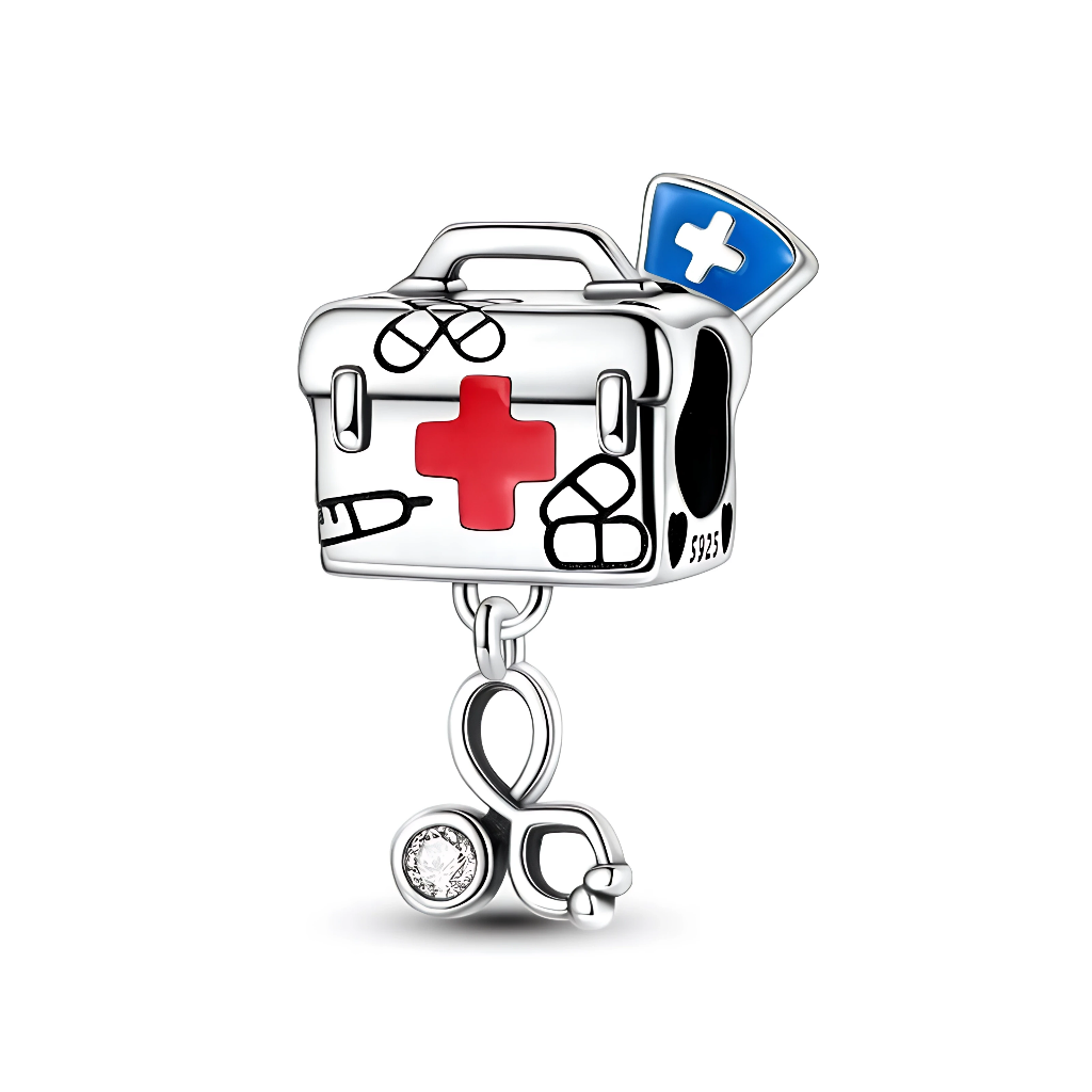 Ce charm pendentif en argent représente une trousse médicale stylisée avec une grande croix rouge sur le devant, entourée de petits dessins de pansements et seringues pour rappeler l’univers soignant. Sur le côté, une coiffe d’infirmière bleue est mise en avant, tandis qu’un petit pendentif en forme de stéthoscope orné d’un zircon clair pend sous la trousse, symbolisant le dévouement et la bienveillance du personnel médical.
