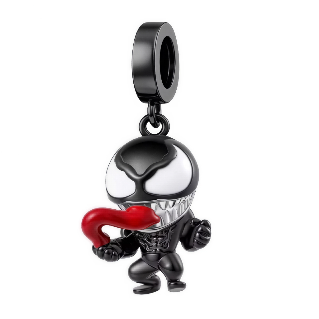 Ce charm capture l’attitude du symbiote dans une version chibi dynamique. La tête surdimensionnée aux yeux blancs contrastés domine un petit corps musclé noir, tandis qu’une langue rouge émaillée jaillit entre les dents aiguisées pour un effet mouvement. La bélière lisse assortie au placage noir assure une finition homogène et un tombé impeccable sur le bracelet.