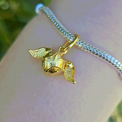 Capturez l'essence de l'univers magique de Harry Potter avec ce charm pendentif étincelant en forme de Vif d'Or. Fabriqué en argent sterling 925, ce charm de haute qualité brille de mille feux grâce à ses détails lumineux et sa finition brillante. Symbole emblématique du Quidditch, le Vif d'Or est reconnu pour sa rapidité et son importance cruciale dans le jeu. Ce pendentif est idéal pour les passionnés de Harry Potter qui souhaitent ajouter une touche d'éclat et de magie à leur collier ou bracelet.
