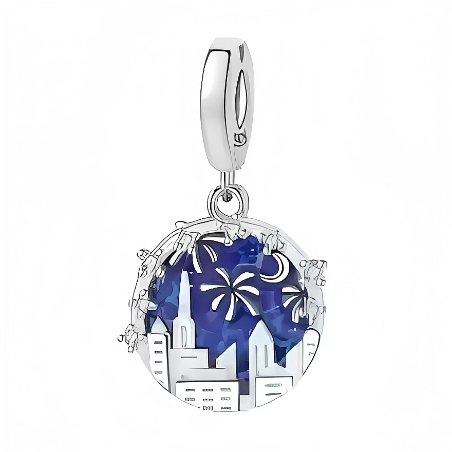Ce charm pendant en argent 925 représente une scène de ville stylisée, avec immeubles et flèches de gratte-ciels découpés en silhouette blanche. À l’arrière-plan, un disque bleu nuit facetté dévoile un ciel étoilé animé d’un croissant de lune et de feux d’artifice, créant un décor lumineux comme une soirée de célébration.

Caractéristiques :

- Matière : Argent 925 avec cristal synthétique bleu.
- Design : Médaillon ville de nuit, bâtiments ajourés devant un ciel bleu facetté orné de lune et feux d’artifice