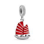 Embarquez pour un voyage rempli de rêves et d’aventures avec le Charm Voilier Rouge, soigneusement façonné en argent 925. Ce charm représente un voilier majestueux avec des voiles rouges éclatantes en émail, capturant l’esprit de liberté, de découverte et d’évasion.

Parfait pour les amateurs de voyages ou ceux qui souhaitent symboliser leur amour pour la mer, ce charm unique ajoutera une touche de couleur et d’élégance maritime à votre bracelet. Compatible avec les bracelets Pandora et similaires, il est i