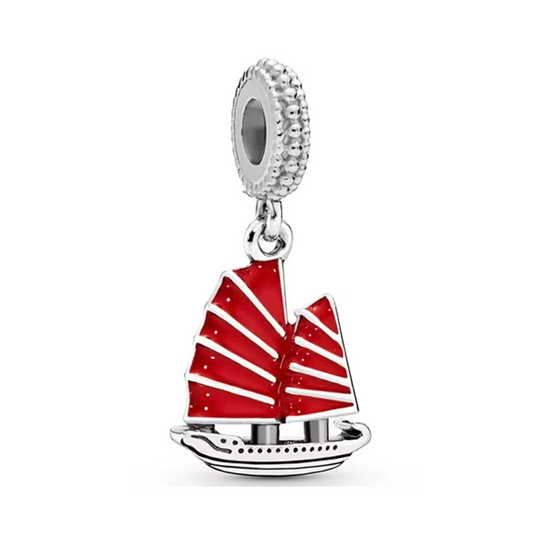 Embarquez pour un voyage rempli de rêves et d’aventures avec le Charm Voilier Rouge, soigneusement façonné en argent 925. Ce charm représente un voilier majestueux avec des voiles rouges éclatantes en émail, capturant l’esprit de liberté, de découverte et d’évasion.

Parfait pour les amateurs de voyages ou ceux qui souhaitent symboliser leur amour pour la mer, ce charm unique ajoutera une touche de couleur et d’élégance maritime à votre bracelet. Compatible avec les bracelets Pandora et similaires, il est i