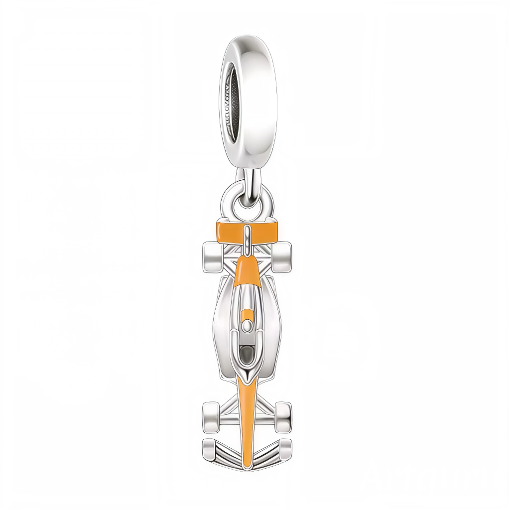 Faites vibrer votre bracelet au rythme de la course avec ce charm pendentif en forme de voiture de Formule 1, réalisé en argent 925 avec de subtils accents jaunes. Ce bijou dynamique et détaillé rend hommage à la vitesse, à la passion du sport automobile et à l’ingénierie de précision. Avec son design élancé et ses finitions éclatantes, il est parfait pour les amateurs de sensations fortes et de mécanique de haut niveau.