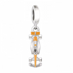 Faites vibrer votre bracelet au rythme de la course avec ce charm pendentif en forme de voiture de Formule 1, réalisé en argent 925 avec de subtils accents jaunes. Ce bijou dynamique et détaillé rend hommage à la vitesse, à la passion du sport automobile et à l’ingénierie de précision. Avec son design élancé et ses finitions éclatantes, il est parfait pour les amateurs de sensations fortes et de mécanique de haut niveau.