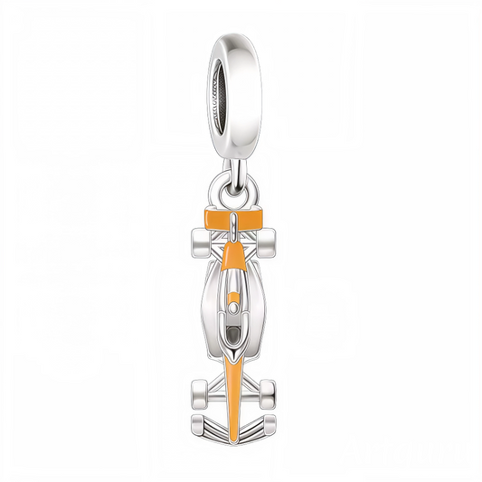 Faites vibrer votre bracelet au rythme de la course avec ce charm pendentif en forme de voiture de Formule 1, réalisé en argent 925 avec de subtils accents jaunes. Ce bijou dynamique et détaillé rend hommage à la vitesse, à la passion du sport automobile et à l’ingénierie de précision. Avec son design élancé et ses finitions éclatantes, il est parfait pour les amateurs de sensations fortes et de mécanique de haut niveau.