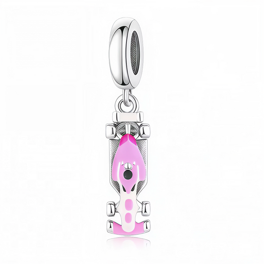 Exprime ta passion pour la course automobile avec ce charm pendentif représentant une voiture de&nbsp;Formule 1&nbsp;ultra-stylisée en&nbsp;argent 925. Son design précis revisite les lignes dynamiques d’une monoplace, sublimée par de délicates teintes rose et blanc appliquées à la main. Idéal pour personnaliser un bracelet à charms ou un collier, il saura séduire les amateurs de sport et de bijoux originaux. Ce bijou allie à la fois esprit de compétition et élégance, parfait pour célébrer l’univers des circ