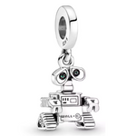 Apportez une touche de magie cinématographique à votre collection avec ce Charm - WALL-E, fabriqué en argent sterling S925. Inspiré par le célèbre personnage du film d’animation de Pixar, ce charm représente WALL-E, le petit robot au grand cœur, qui nous rappelle l'importance de la préservation de notre planète et de l'amour.