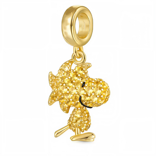 Craquez pour ce charm pendentif en argent 925 représentant le mignon Woodstock, sublimé par des strass dorés scintillants. Un bijou délicat et lumineux qui rend hommage à l’adorable compagnon de Snoopy et apporte une touche d’élégance pétillante à votre collection.
