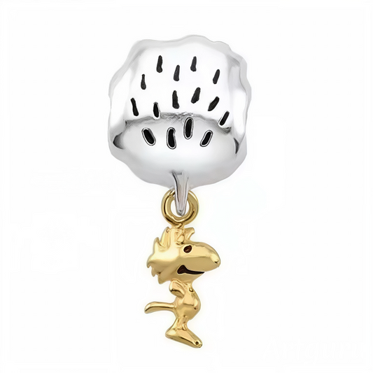 Woodstock, le petit oiseau espiègle et fidèle ami de Snoopy, prend son envol dans votre collection avec ce charm pendentif en argent 925. Avec ses plumes jaunes iconiques et son air malicieux, cette pièce capture à merveille la douceur et la joie de vivre de ce personnage attachant de Peanuts. Un charm lumineux et plein de caractère pour les fans de l’univers tendre et amusant de Schulz.