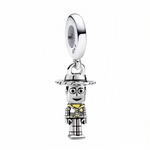 Retrouvez toute la magie de l’univers Pixar avec ce charm pendentif en argent 925 représentant Woody, le shérif emblématique de Toy Story. Finement sculpté dans une finition argentée intégrale, ce bijou met en valeur les détails iconiques du personnage – chapeau de cow-boy, étoile de shérif, bottes, dans un style sobre et élégant. Un charm parfait pour les collectionneurs et les fans de Disney à la recherche d’une pièce discrète mais pleine de personnalité.