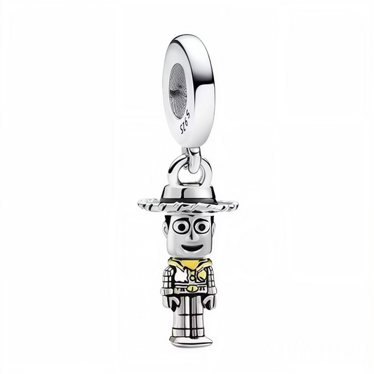 Retrouvez toute la magie de l’univers Pixar avec ce charm pendentif en argent 925 représentant Woody, le shérif emblématique de Toy Story. Finement sculpté dans une finition argentée intégrale, ce bijou met en valeur les détails iconiques du personnage – chapeau de cow-boy, étoile de shérif, bottes, dans un style sobre et élégant. Un charm parfait pour les collectionneurs et les fans de Disney à la recherche d’une pièce discrète mais pleine de personnalité.