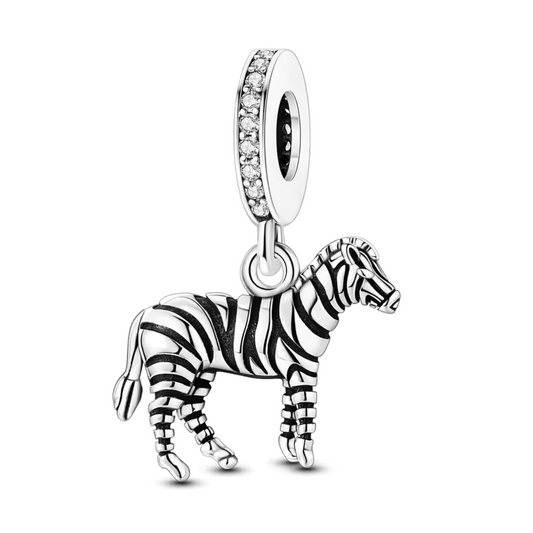 Apportez une touche d’exotisme et de raffinement à votre collection avec ce charm pendentif en argent 925 représentant un zèbre gracieux. Son corps finement rayé de noir et blanc illustre parfaitement l’élégance naturelle de cet animal emblématique de la savane. Un bijou idéal pour les amoureux de la faune sauvage et des pièces originales.