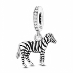 Ce charm met à l’honneur la silhouette élégante d’un zèbre, détaillé par de fines rayures noires contrastant avec l’éclat de l’argent pour un rendu graphique et moderne. La bélière S925 est entièrement sertie de petits cristaux transparents, apportant une touche de lumière qui fait scintiller le zèbre à chaque mouvement du poignet. Parfait pour les amoureux des animaux sauvages, des safaris ou pour symboliser l’originalité et la singularité.