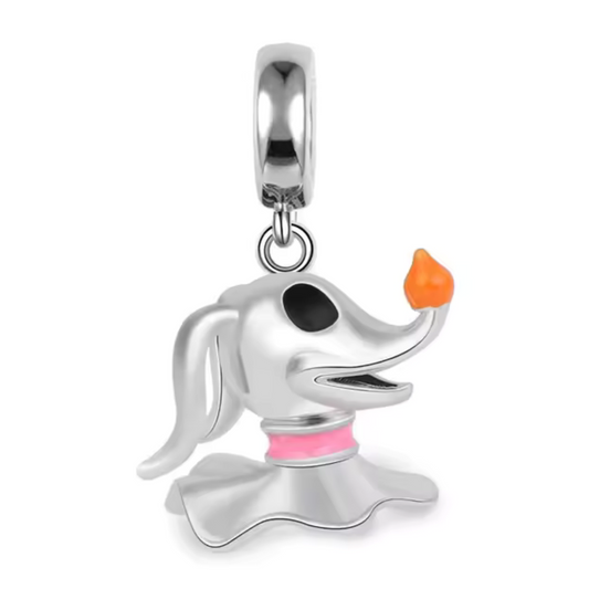 Ajoutez une touche fantomatique et adorable à votre collection avec ce charm représentant Zéro, le chien fantôme fidèle de Jack Skellington dans L'Étrange Noël de Monsieur Jack. Conçu en argent sterling S925, ce charm capture parfaitement les détails éthérés et mignons de Zéro, avec son nez lumineux en forme de citrouille.