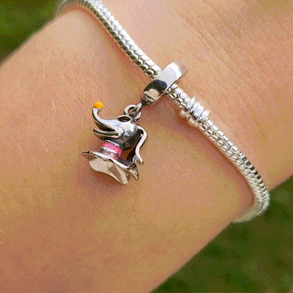 Ajoutez une touche fantomatique et adorable à votre collection avec ce charm représentant Zéro, le chien fantôme fidèle de Jack Skellington dans L'Étrange Noël de Monsieur Jack. Conçu en argent sterling S925, ce charm capture parfaitement les détails éthérés et mignons de Zéro, avec son nez lumineux en forme de citrouille.