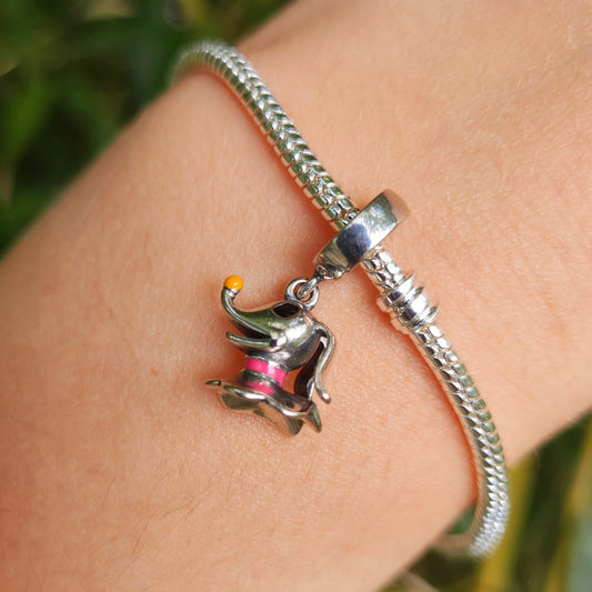 Ajoutez une touche fantomatique et adorable à votre collection avec ce charm représentant Zéro, le chien fantôme fidèle de Jack Skellington dans L'Étrange Noël de Monsieur Jack. Conçu en argent sterling S925, ce charm capture parfaitement les détails éthérés et mignons de Zéro, avec son nez lumineux en forme de citrouille.