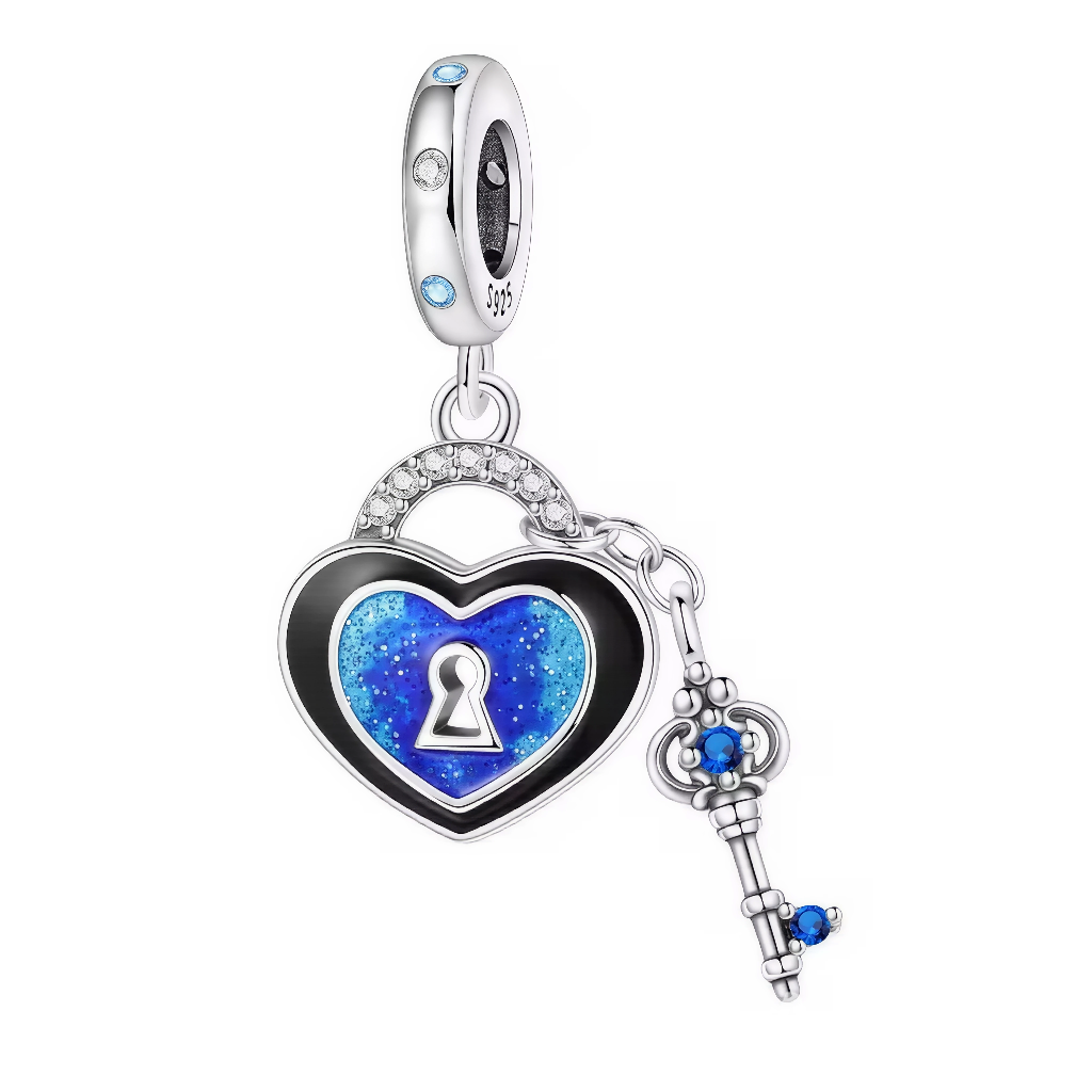 Ce charm pendentif en argent 925 présente un cadenas cœur noir pailleté bleu profond avec clé pendante assortie, pavés de cristaux bleus étincelants pour symboliser les secrets d'amour bien gardés et les promesses éternelles. La bélière ronde ornée de strass et gravée « S925 » offre une suspension fluide et brillante.

Caractéristiques :

Matière : Argent 925 (S925)
Design : Cadenas forme cœur glitter bleu nuit avec clé miniature, entourés de pierres bleues, sur anneau pavé gravé.
Style : Romantique et myst