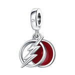 Ajoutez une touche de vitesse et de puissance à votre collection avec ce Charm Pendentif inspiré de Flash, le héros ultra-rapide de DC Comics. Ce charm en argent sterling S925 est orné du symbole iconique de l'éclair, représentant la rapidité et l'énergie de Flash. Son design finement travaillé capturera l'attention des fans de super-héros et des amateurs de style dynamique.

Parfait pour ceux qui aiment l'univers de DC Comics et veulent apporter un éclat énergique à leur look, ce pendentif est compatible a