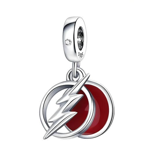 Ajoutez une touche de vitesse et de puissance à votre collection avec ce Charm Pendentif inspiré de Flash, le héros ultra-rapide de DC Comics. Ce charm en argent sterling S925 est orné du symbole iconique de l'éclair, représentant la rapidité et l'énergie de Flash. Son design finement travaillé capturera l'attention des fans de super-héros et des amateurs de style dynamique.

Parfait pour ceux qui aiment l'univers de DC Comics et veulent apporter un éclat énergique à leur look, ce pendentif est compatible a