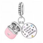 Alliez modernité et souvenirs scolaires avec ce charm pendentif en argent 925, représentant une paire d’écouteurs sans fil élégants en rose et argent. Accompagné d’un petit disque gravé de l’inscription "Happy First Day of School", ce bijou symbolise à la fois la musique, la motivation et le début d’une nouvelle aventure éducative. Un accessoire tendance et plein de sens pour célébrer chaque rentrée avec style.