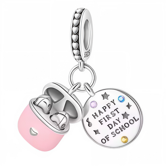 Alliez modernité et souvenirs scolaires avec ce charm pendentif en argent 925, représentant une paire d’écouteurs sans fil élégants en rose et argent. Accompagné d’un petit disque gravé de l’inscription "Happy First Day of School", ce bijou symbolise à la fois la musique, la motivation et le début d’une nouvelle aventure éducative. Un accessoire tendance et plein de sens pour célébrer chaque rentrée avec style.