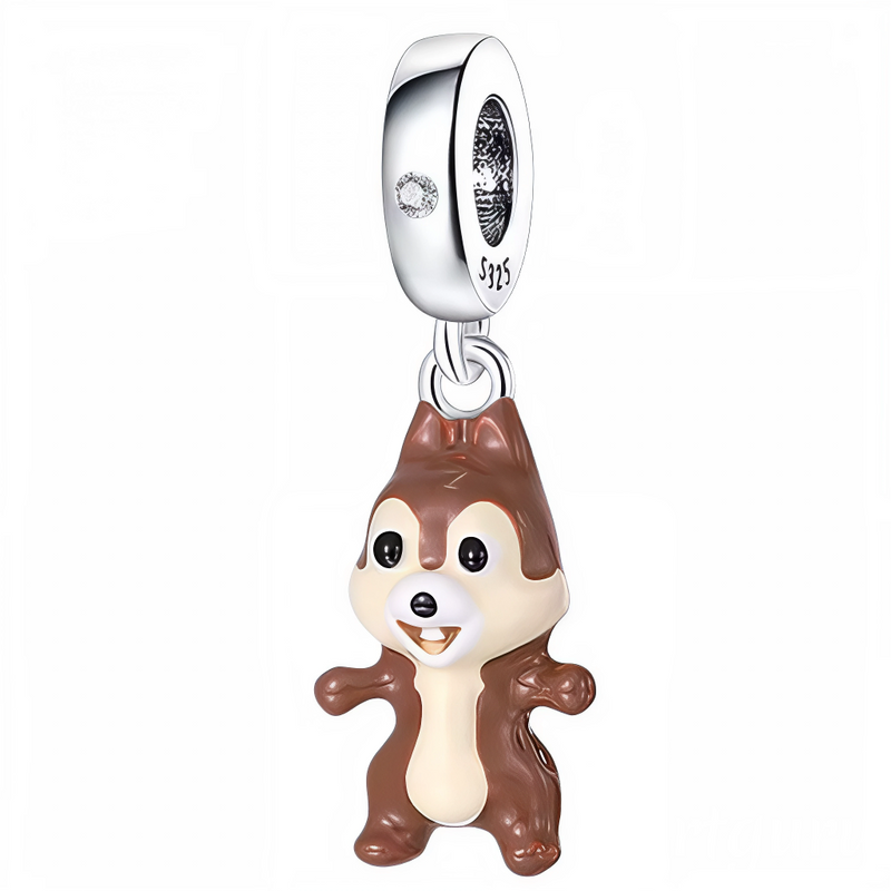 Ce charm animalier joyeux présente un petit écureuil debout aux grandes oreilles pointues, au museau expressif et au sourire malicieux, moulé en émail marron chocolat avec ventre crème doux. Les bras écartés et les pattes robustes lui donnent une pose dynamique et espiègle, suspendu à un anneau argenté solide marqué S925. Symbole de malice vive et d'énergie joyeuse, il anime les bracelets d'une fantaisie enfantine irrésistible.

Caractéristiques

Matière : Argent 925 (S925) avec émail marron et crème.
Desig
