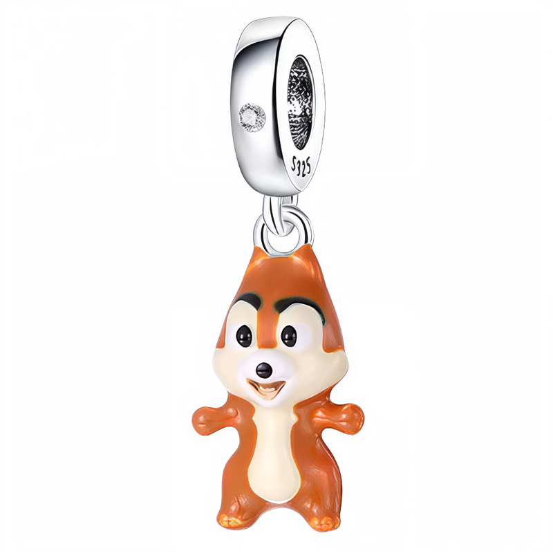 Ce charm animalier espiègle met en scène un petit écureuil debout aux oreilles dressées, museau curieux et sourire joyeux, sculpté en émail orange-brun avec ventre beige clair. Les bras tendus en avant et les pattes solides lui confèrent une attitude vive et joueuse, pendu à un robuste anneau argenté gravé S925. Symbole de vivacité maline et bonheur simple, il égaye les bracelets d'une énergie enfantine contagieuse.

Caractéristiques

Matière : Argent 925 (S925) avec émail orange-brun et beige.
Design : Écu