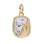 Charm pendentif au design artistique représentant un œil mystique, avec une finition bicolore argent et doré. Ses détails gravés et sa pierre scintillante apportent une touche spirituelle et élégante, idéale pour un bijou à la fois symbolique et tendance.

Caractéristiques :

- Matière : Argent 925 (finition bicolore dorée).
- Design : Œil stylisé avec étoiles gravées et pierre brillante.
- Style : Mystique, artistique et moderne.
- Symbolique : Protection, intuition, chance et énergie.
- Compatibilité : Ch