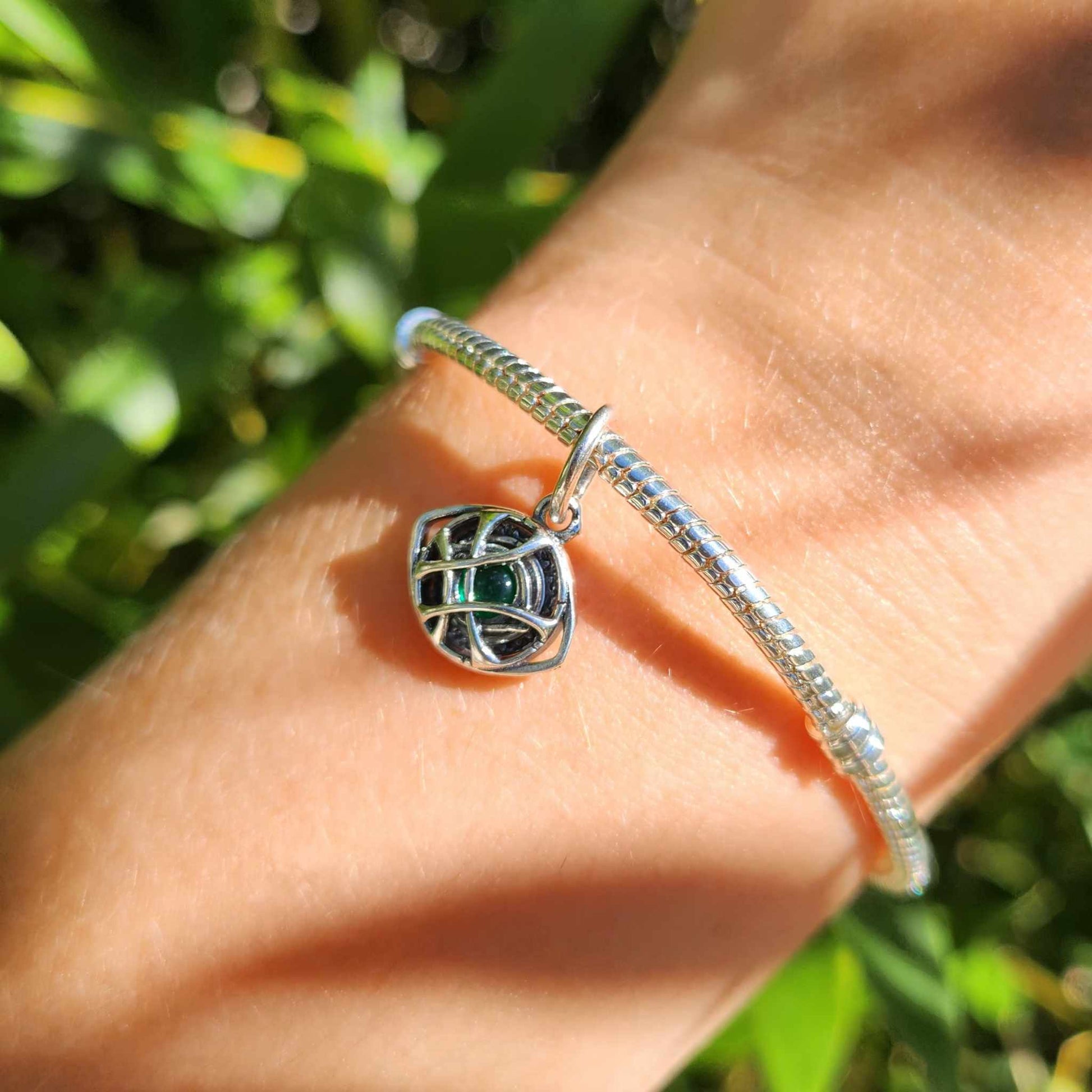 Ajoutez une touche mystique et puissante à votre collection avec ce charm représentant l'Œil d'Agamotto de Doctor Strange. Fabriqué en argent sterling 925, ce charm de haute qualité est compatible avec tous les bracelets Pandora, assurant une intégration parfaite à votre bijou préféré. Parfait pour les fans de Doctor Strange et de l'univers Marvel, ce charm capture la grandeur et le mystère de l'Œil d'Agamotto, apportant une note d'élégance et de magie à votre bracelet.