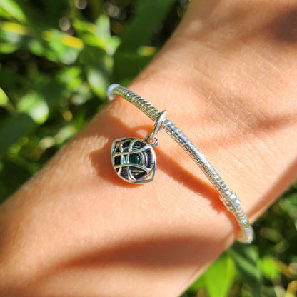 Ajoutez une touche mystique et puissante à votre collection avec ce charm représentant l'Œil d'Agamotto de Doctor Strange. Fabriqué en argent sterling 925, ce charm de haute qualité est compatible avec tous les bracelets Pandora, assurant une intégration parfaite à votre bijou préféré. Parfait pour les fans de Doctor Strange et de l'univers Marvel, ce charm capture la grandeur et le mystère de l'Œil d'Agamotto, apportant une note d'élégance et de magie à votre bracelet.