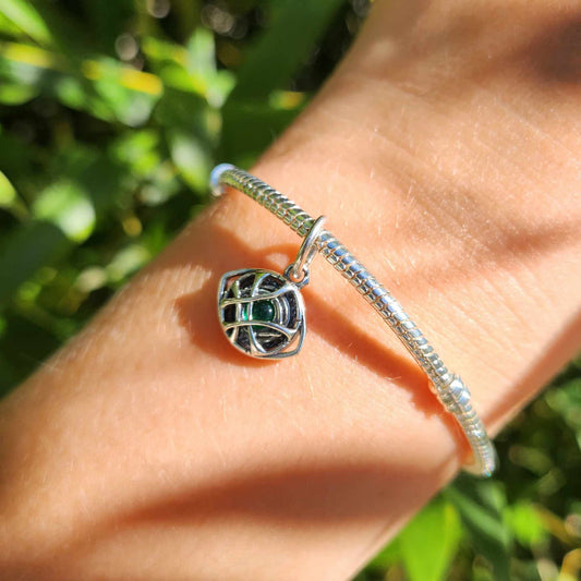 Ajoutez une touche mystique et puissante à votre collection avec ce charm représentant l'Œil d'Agamotto de Doctor Strange. Fabriqué en argent sterling 925, ce charm de haute qualité est compatible avec tous les bracelets Pandora, assurant une intégration parfaite à votre bijou préféré. Parfait pour les fans de Doctor Strange et de l'univers Marvel, ce charm capture la grandeur et le mystère de l'Œil d'Agamotto, apportant une note d'élégance et de magie à votre bracelet.