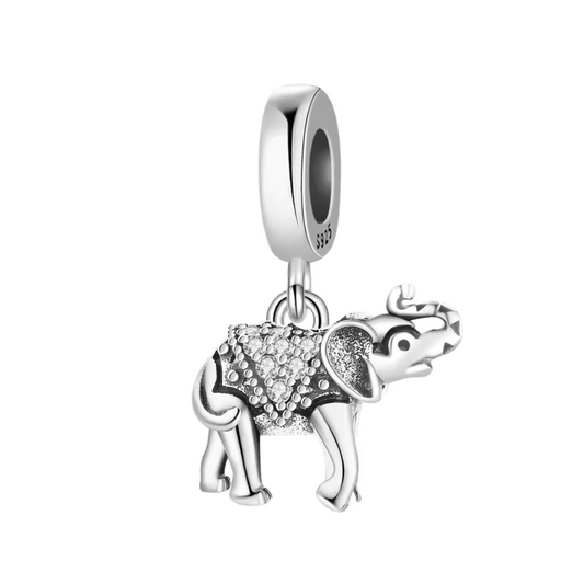Apportez une touche de sagesse et de raffinement à votre collection avec ce charm pendentif en argent 925 représentant un éléphant majestueux. Son dos est délicatement orné de strass scintillants, pour un effet lumineux et précieux. Un bijou symbolique qui allie élégance et douceur.