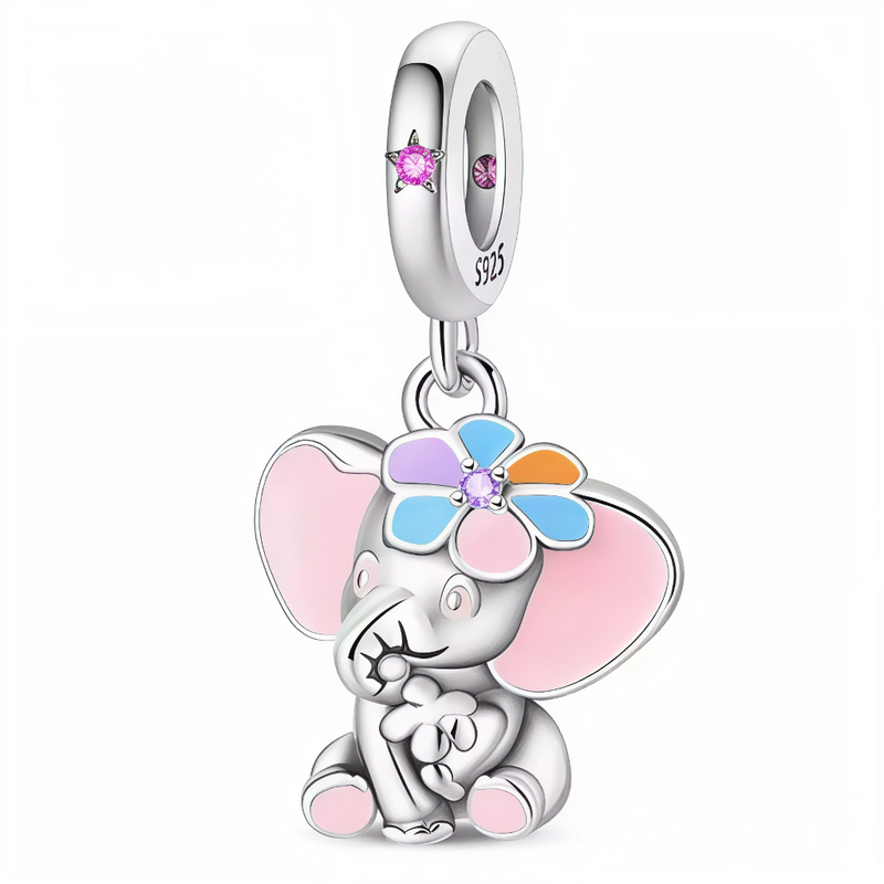Ce charm mignon attendrissant montre un petit éléphant rose tendre assis sur ses pattes potelées, trompe relevée joyeuse et oreilles roses déployées, couronné d'une grande fleur multicolore bleu-violet-orange au centre cristallin. Une étoile rose intégrée à l'anneau supérieur ajoute éclat ludique au pendentif suspendu. Symbole de tendresse espiègle et bonheur animalier, il égaye les bracelets d'une douceur irrésistible pétillante.

Caractéristiques

Matière : Argent 925 (S925) avec émail rose, bleu, violet,