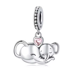 Symbolisant l’amour inconditionnel et la protection, ce charm pendentif en argent 925 représente une mère éléphant et son petit qui se blottissent tendrement l’un contre l’autre. Avec ses lignes douces et son design poétique, cette pièce touchante est un hommage à la complicité unique entre une maman et son bébé. Idéal pour ajouter une note de douceur et de sens à votre collection.