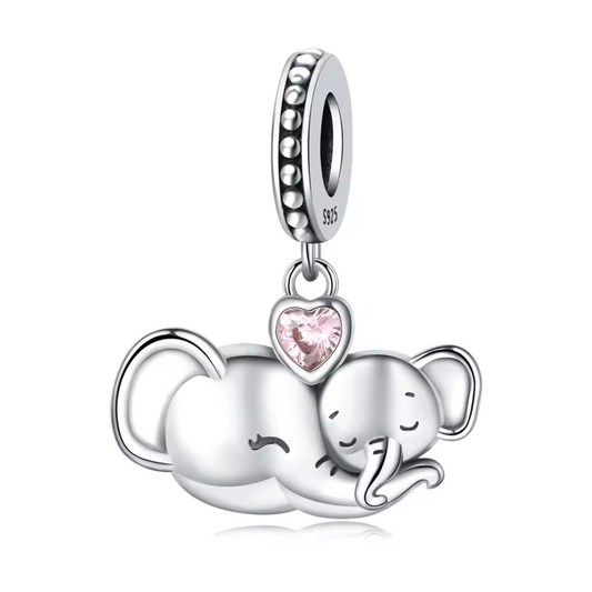 Symbolisant l’amour inconditionnel et la protection, ce charm pendentif en argent 925 représente une mère éléphant et son petit qui se blottissent tendrement l’un contre l’autre. Avec ses lignes douces et son design poétique, cette pièce touchante est un hommage à la complicité unique entre une maman et son bébé. Idéal pour ajouter une note de douceur et de sens à votre collection.