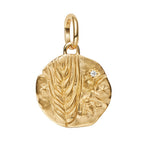 Charm pendentif raffiné en forme d’épi de blé, avec une finition dorée lumineuse et un design texturé élégant. Son style naturel et symbolique apporte une touche chaleureuse et authentique à votre bracelet, parfait pour évoquer la richesse de la nature et l’abondance.

Caractéristiques :

- Matière : Argent 925.
- Design : Épi de blé avec finition dorée et détails gravés.
- Style : Nature, élégant et symbolique.
- Symbolique : Abondance, prospérité, récolte et authenticité.
- Compatibilité : Charm pendentif